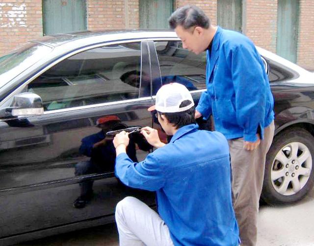 甘孜汽车钥匙丢在车里面怎么办?
